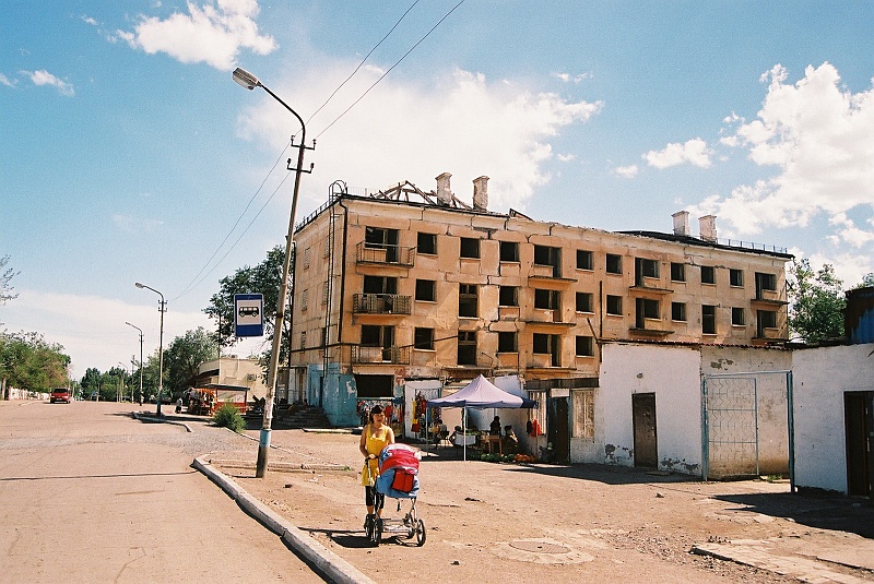 kaza-kirg0327 (17).JPG - Budynki nieco się już zdefasonowały. (Zdjęcie: Laura i Astronom)
